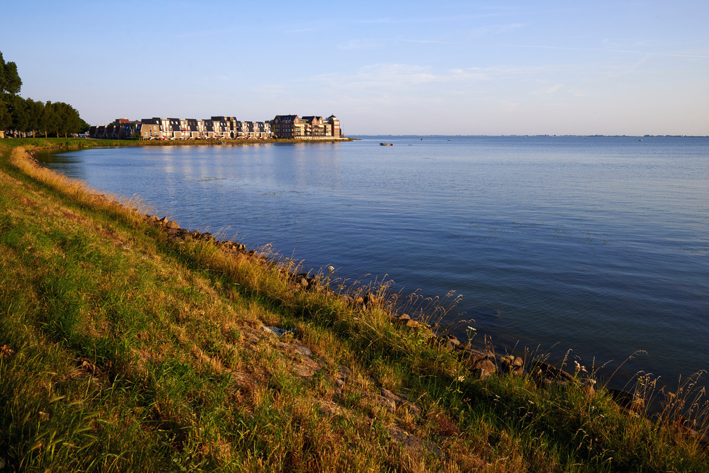 Romantischer Uferweg | Hoorn, Niederlande - July 18, 2014: Romantischer Uferweg mit Blick auf Hoorn. - Realisiert mit Pictrs.com