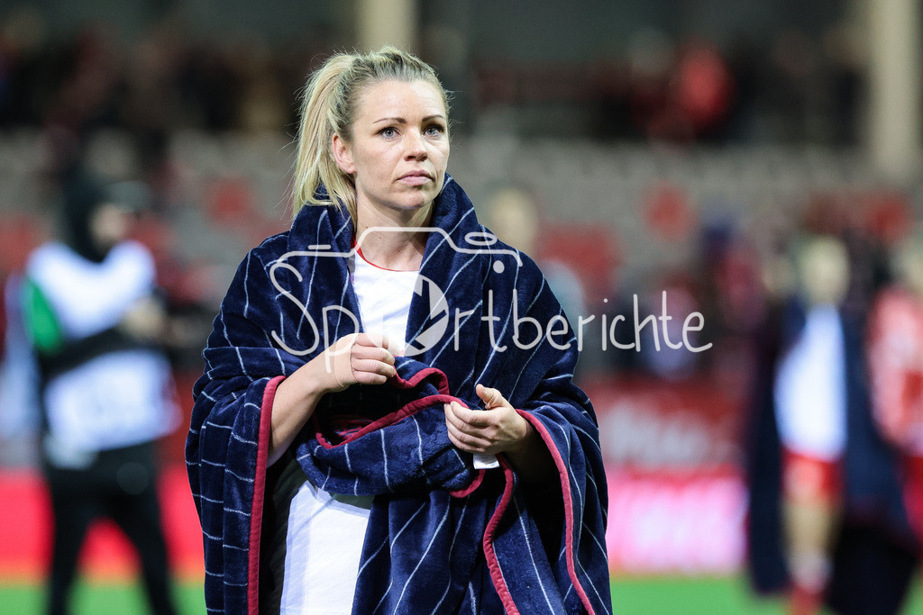 FC Bayern München Frauen - SV Werder Bremen Frauen | in eine Decke gewickelt Linda DALLMANN (FCB #10) nach dem Heimsieg gegen Bremen / Freisteller / Einzelfoto
