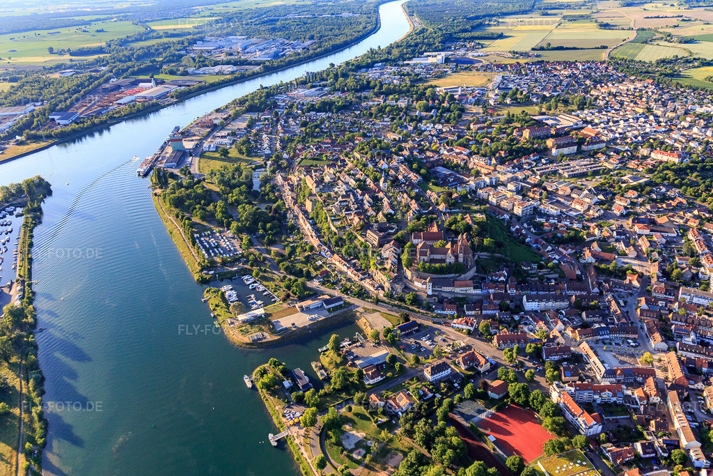 Luftbild: Stadtübersicht am Rheinufer von Südwesten in Breisach am Rhein im Bundesland Baden-Württemberg in Deutschland. Foto: IMG_147838.jpg vom 30.05.2025 durch Werner Riehm/FLY-FOTO.de