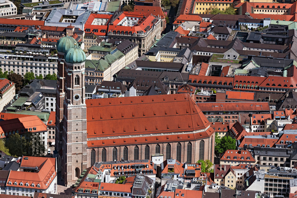 dr__0063634.jpg | MüNCHEN 29.04.2025 Frauenkirche im Altstadt- Zentrum von München im Bundesland Bayern. Der dreischiffige spätgotische Backsteinbau steht neben dem Neuen Rathaus und ist ein bedeutendes Wahrzeichen der Landeshauptstadt. Der Dom zu " Unserer Lieben Frau " ist auch als Liebfrauendom bekannt. Weiterführende Informationen bei: Metropolitanpfarrei Zu Unserer Lieben Frau. // Church building of the Frauenkirche in the old town in Munich in the state Bavaria, Germany. Further information at: Metropolitanpfarrei Zu Unserer Lieben Frau. Foto: Daniel Reiter