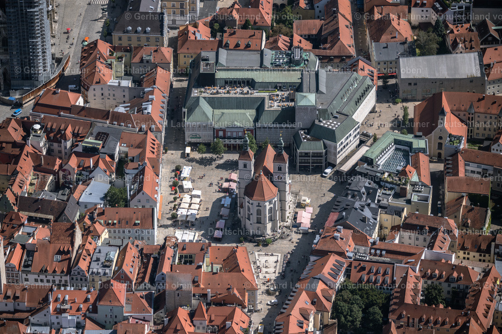 4050786 | REGENSBURG 02.09.2021 Stadtansicht des Innenstadtbereiches am Neupfarrplatz in Regensburg im Bundesland Bayern, Deutschland. // City view on down town on Neupfarrplatz in Regensburg in the state Bavaria, Germany. Foto: Gerhard Launer