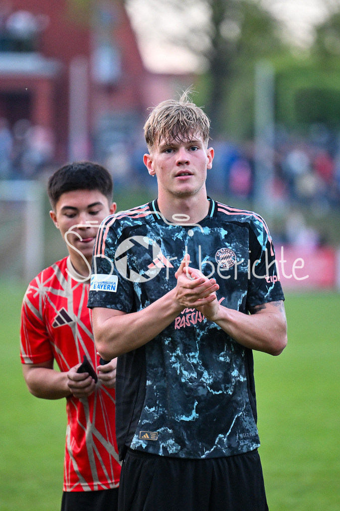 TSV Aubstadt - FC Bayern Amateure | mit haengenden Koepfen verabschieden sich die Spieler des FC Bayern bei den mitgereisten Fans / Samuel UNSOLD (FC Bayern München II #19) / Regionalliga Bayern: TSV Aubstadt - FC Bayern Muenchen II, NGN-Arena am 23.04.2025