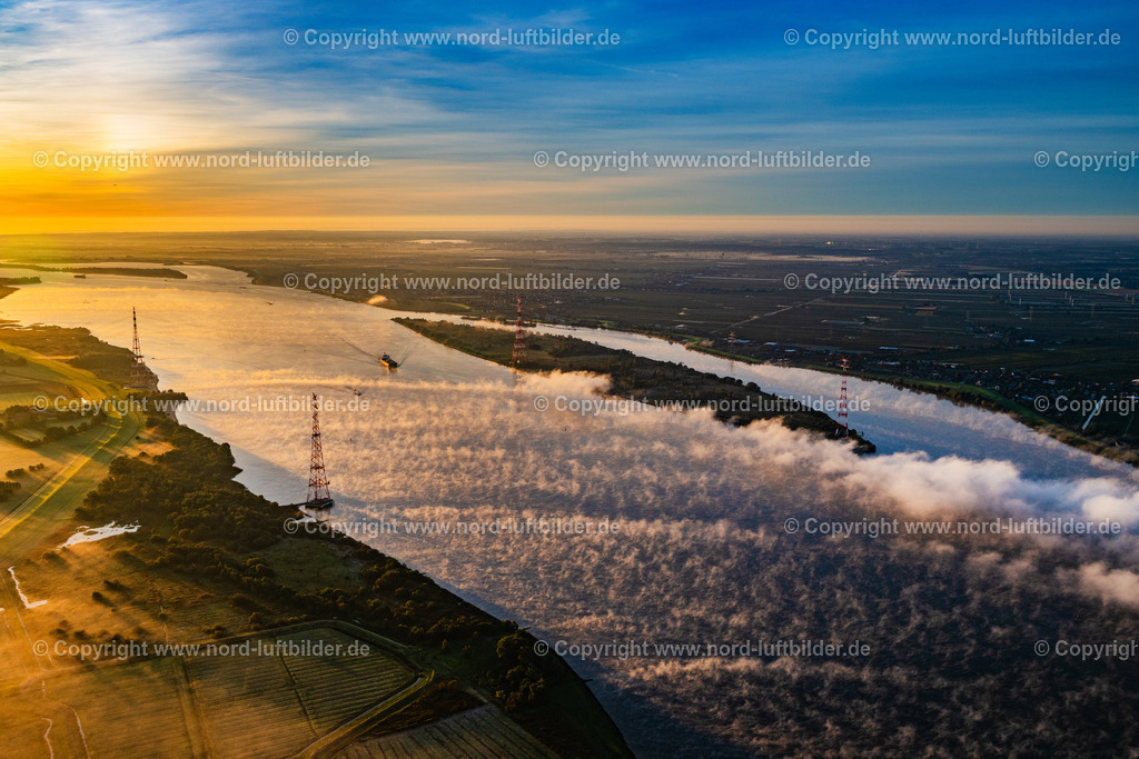 Lühe_Lühesand_ELS_0264181023 | STEINKIRCHEN 18.10.2023 Sonnenaufgang über der Elbinsel Lühesand in Steinkirchen im Bundesland Niedersachsen, Deutschland. Weiterführende Informationen bei: E.ON Energie Deutschland GmbH,  TenneT TSO GmbH. // Sunrise over the Elbe island Luehesand in Steinkirchen in the state Lower Saxony, Germany. Further information at: E.ON Energie Deutschland GmbH,  TenneT TSO GmbH. Foto: Martin Elsen