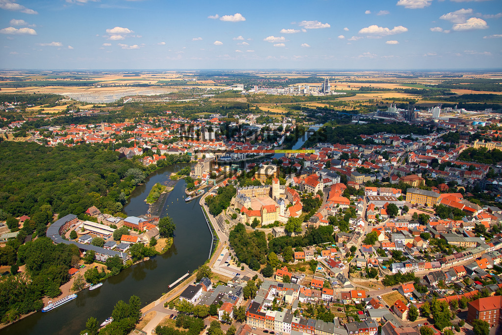 Bernburg-Salzlandkreis-Luftbild-Saale-Sachsen-Anhalt_2257 | Die schönsten Luftbilder von Sachen-Anhalt & Mitteldeutschland als Bilddatenbank zur kommerziellen Nutzung. Nutzen Sie unsere Erfahrung seit 2005 in der Luftbildfotografie. - Realisiert mit Pictrs.com