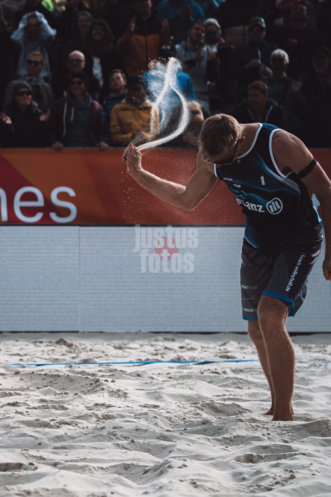 Beachvolleyball | Männer | German Beach Tour 2024 | Tourstop Bremen | 09.06.2024 | Jonas Reinhardt schmeisst aus Frust Sand auf den Boden