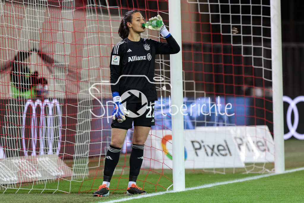 FC Bayern München Frauen - SV Werder Bremen Frauen | Die Torfrau des FC Bayern in Aktion / Maria-Luisa GROHS (FCB #22) / Freisteller / Einzelfoto
