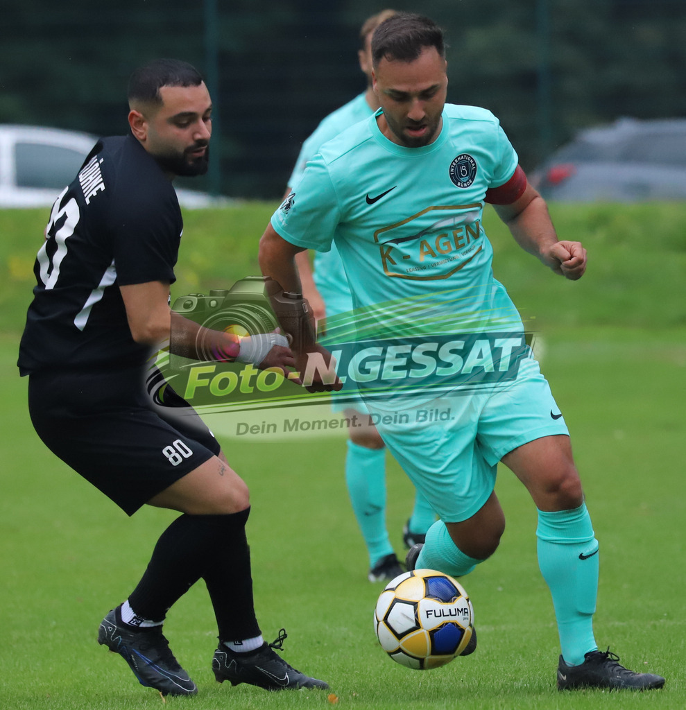 International Bünde - TSV Löhne | Auf dem Bild zu sehen: türkis International Bünde: Oguz Güler ; schwarz TSV Löhne: Emre NikbayInternational Bünde, TSV Löhne, Saison 25/26, Kreispokal, Muckum, Deutschland - Realisiert mit Pictrs.com