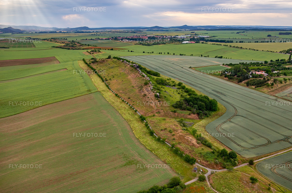 Luftbild: Teufelsmauer Mittelsteine im Ortsteil Weddersleben in Thale im Bundesland Sachsen-Anhalt in Deutschland. Foto: IMG_136424.jpg vom 16.06.2023 durch Werner Riehm/FLY-FOTO.de