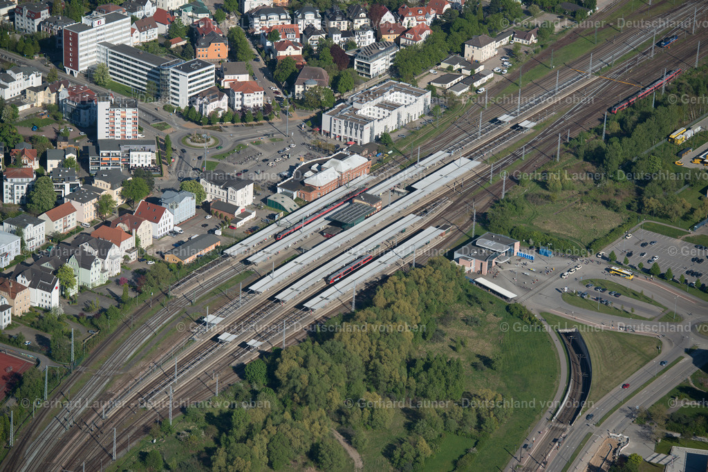 3801354 | ROSTOCK 08.09.2021 Gleisverlauf und Gebäude des Hauptbahnhofes der Deutschen Bahn in Rostock im Bundesland , Deutschland. Weiterführende Informationen bei: Deutsche Bahn AG. // Track progress and building of the main station of the railway in Rostock in the state , Germany. Further information at: Deutsche Bahn AG. Foto: Gerhard Launer