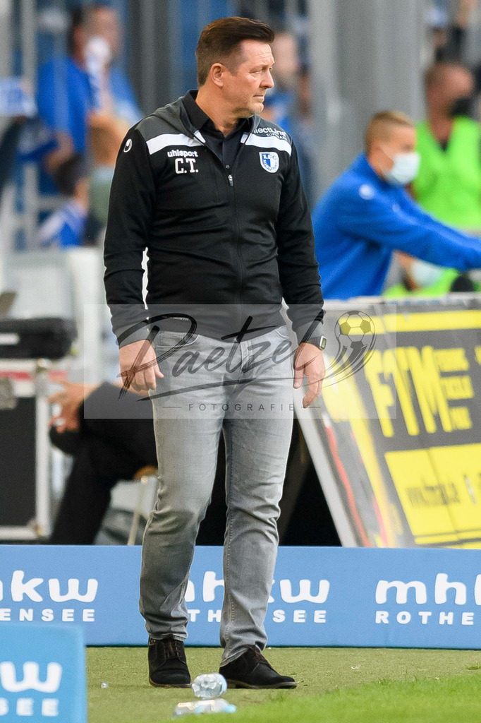 FCMFCK20210904_181 | Fussball, Herren: Trainer Christian Titz (1. FC Magdeburg) schaut beim Spiel der 3. Liga zwischen 1. FC Magdeburg und 1. FC Kaiserslautern in der MDCC-Arena am 04.09.2021 in Magdeburg, Deutschland.DFB / DFL REGULATIONS PROHIBIT ANY USE OF PHOTOGRAPHS AS IMAGE SEQUENCES AND/OR QUASI-VIDEO. - Realisiert mit Pictrs.com