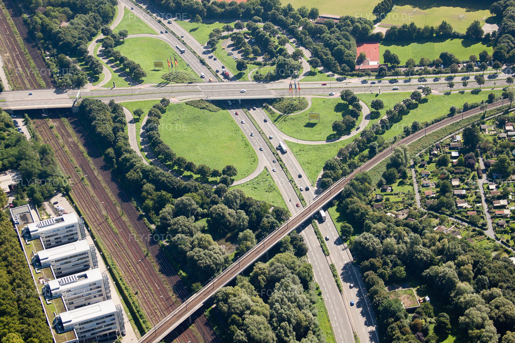 Luftbild: Verkehrsführung und Fahrbahnen der Straßenführung am Kreuz Südtangente zum Zubringer A5 Karlsruhe Ettlingen vor dem Edeltrudtunnel im Ortsteil Beiertheim-Bulach in Karlsruhe im Bundesland Baden-Württemberg in Deutschland. Foto: IMG_31969.jpg vom 20.08.2010 durch Werner Riehm/FLY-FOTO.de