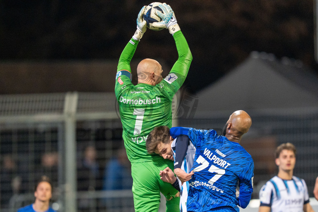 SV Stuttgarter Kickers vs. SGV Freiberg, Fussball, WFV-Pokal, Viertelfinale, 17.03.2026 | Felix Dornebusch (SV Stuttgarter Kickers, #01) faengt einen Ball ab,SV Stuttgarter Kickers vs. SGV Freiberg, Fussball, WFV-Pokal, Viertelfinale, 17.03.2026Foto: photosbyphips/Philip Ziegler