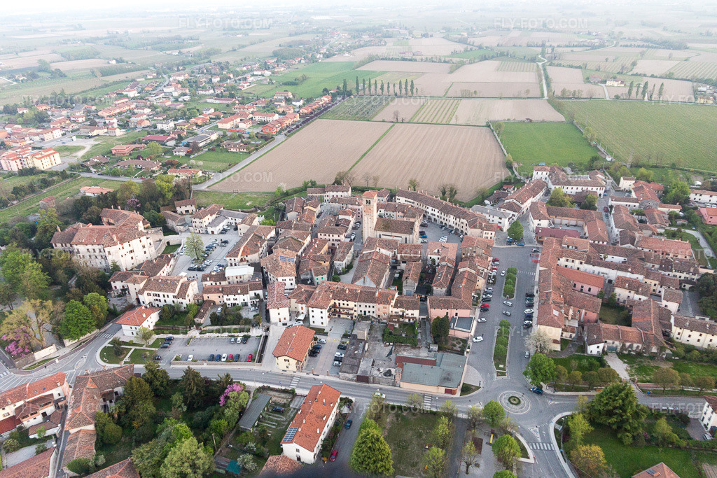 Aerial view: View of the town in Bando in the state Friuli Venezia Giulia, Italy. – Photo: IMG_099023.jpg taken on 04/08/2017 by Werner Riehm/FLY-FOTO.com – Resolution of the original: 5472 x 3648 px