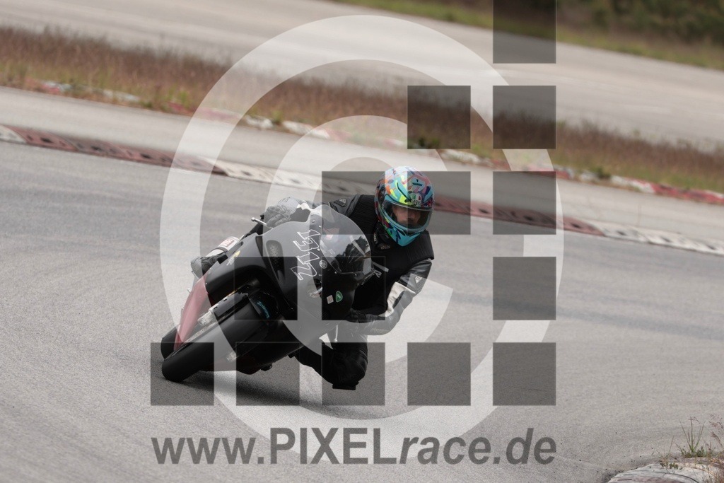 1312-20250510_11058 | Schöne Erinnerungen an spannende Momente - das festzuhalten ist unser Job. PIXELrace.de ist seit 2003 auf den Rennstrecken Europas unterwegs um die Action draußen beim Fahren und die wunderbare Stimmung imm Fahrerlager für euch einzufangen.