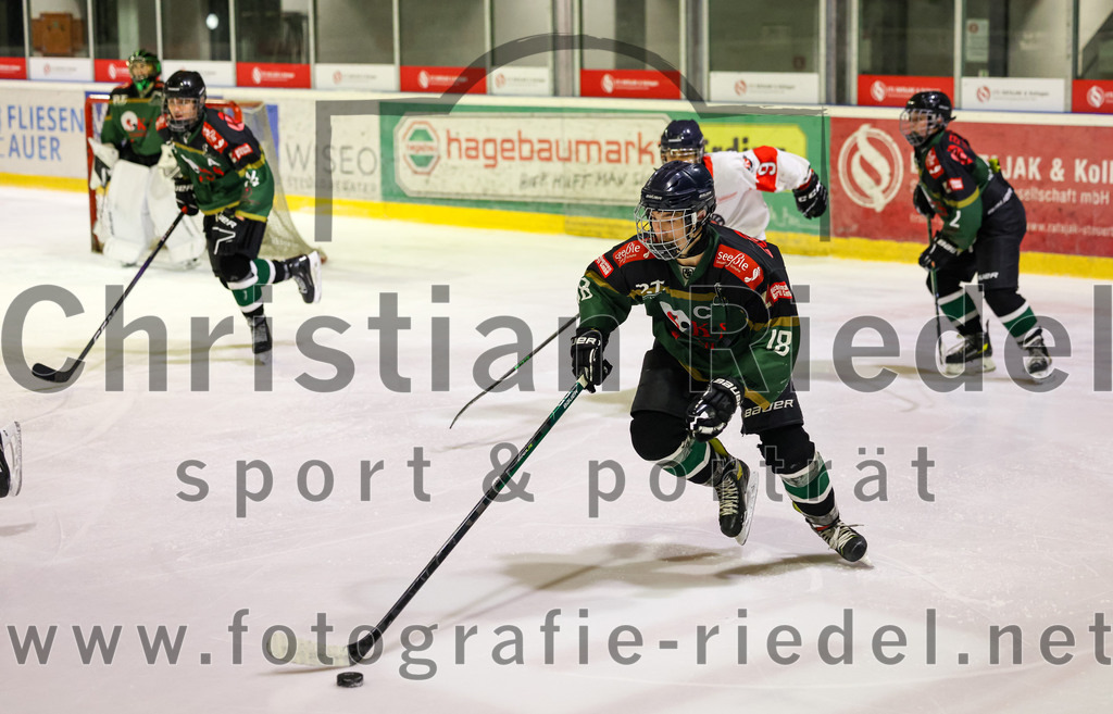 2022-12-04_072_TSV_Erding_gegen_EHC_Klostersee | Erding, Deutschland, 04.12.2022:
Eishockey, Bayernliga U17 2022 / 2023, 11. Spieltag, TSV Erding gegen EHC Klostersee, Endergebnis: 3:5

Leonard Wurm (Erding Gladiators, #18)

Foto: Christian Riedel / fotografie-riedel.net