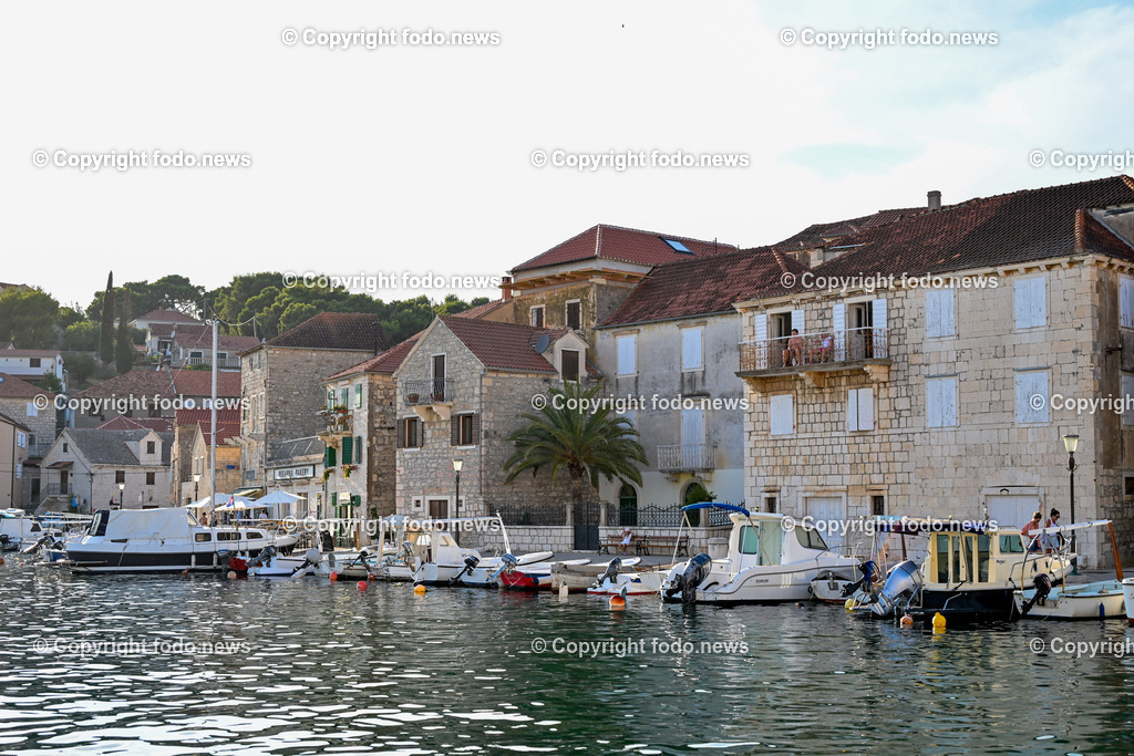 Kroatien_ Brac_ Insel in Dalmatien_ Milna_ 20.07.2025-12 | 20.07.2025, Kroatien, HRV, Brac, Insel in Dalmatien, Milna im Bild Themenbild, Milna, Hafenortschaft in der Gespanschaft Split-Dalmatien auf der Insel Brac, Hafen, Boote, Motorboot, Haeuser, Gebauede, Feature, Symbolbild