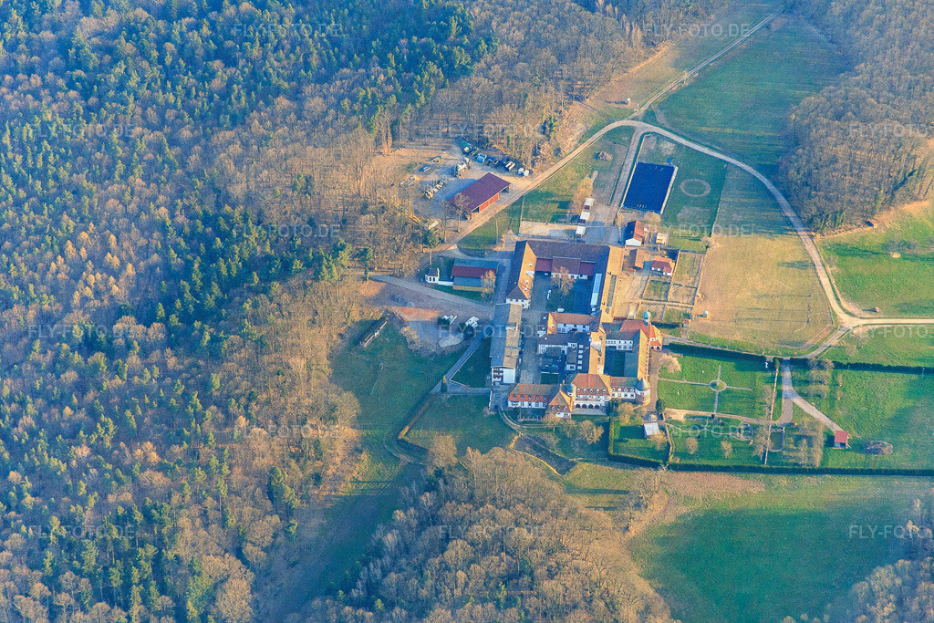 Pferdepension auf dem Kloster Liebfrauenberg | Luftbild: Pferdepension auf dem Kloster Liebfrauenberg in Bad Bergzabern im Bundesland Rheinland-Pfalz in Deutschland. Foto: IMG_076740.jpg vom 28.03.2015 durch Werner Riehm/FLY-FOTO.de - Realisiert mit Pictrs.com