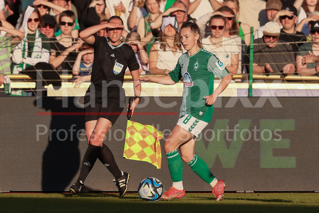 Fussball, Google Pixel Frauen-Bundesliga, SV Werder Bremen - VfL Wolfsburg | v.li.: Michelle Weiß (SV Werder Bremen, 8) am Ball, Einzelbild, Ganzkörper, Aktion, Action, Spielszene, DIE DFB-RICHTLINIEN UNTERSAGEN JEGLICHE NUTZUNG VON FOTOS ALS SEQUENZBILDER UND/ODER VIDEOÄHNLICHE FOTOSTRECKEN. DFB REGULATIONS PROHIBIT ANY USE OF PHOTOGRAPHS AS IMAGE SEQUENCES AND/OR QUASI-VIDEO.