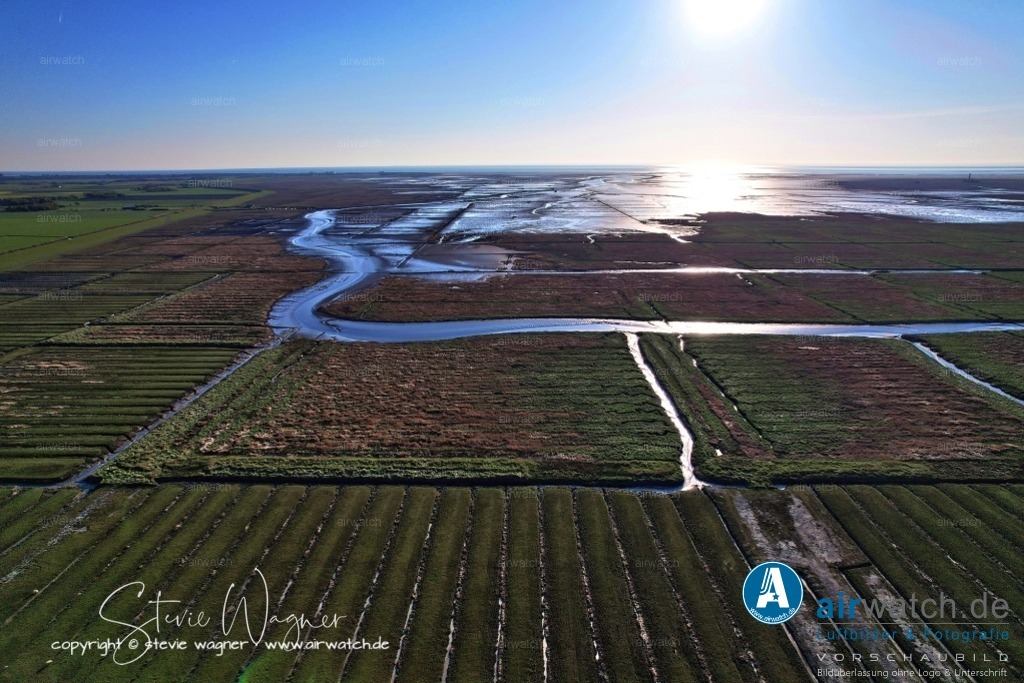 Luftbilder Tümlauer Koog  | Diese Bucht erhielt ihren Namen aus dem historischen "Tömlaus Hallig", einem früheren Namen für die Region.Heute ist die Tümlauer Bucht ein Teil des Nationalparks Schleswig-Holsteinisches Wattenmeer, eines UNESCO-Weltnaturerbes, das für seine einzigartige Tier- und Pflanzenwelt bekannt ist