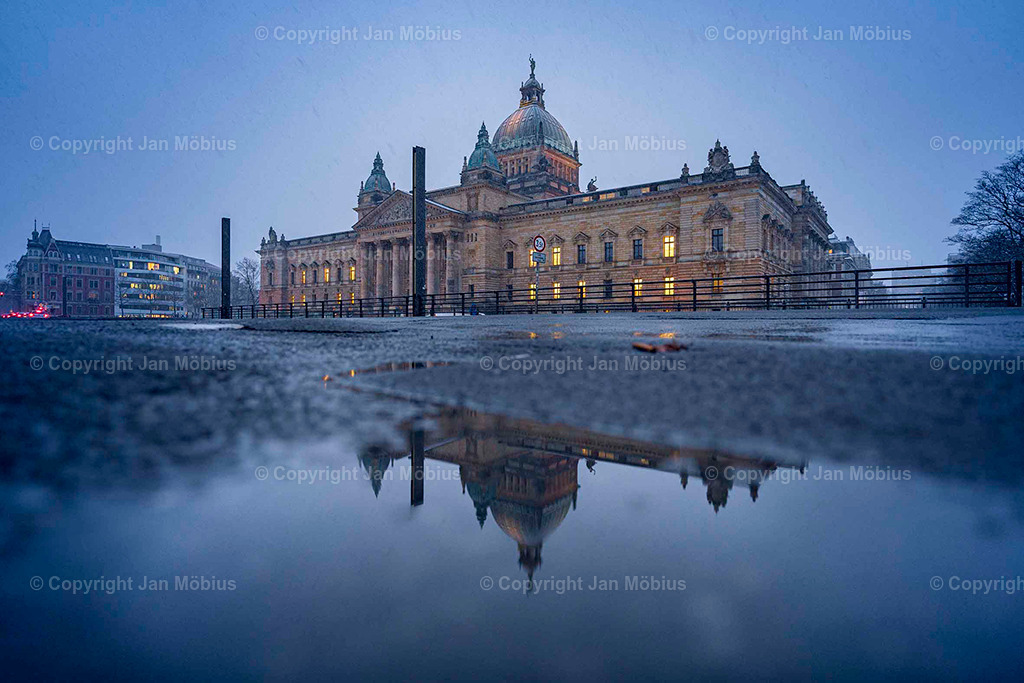 Bundesverwaltungsgericht | Das heutige Bundesverwaltungsgericht in Leipzig blickt auf eine bewegte Geschichte zurück: Ursprünglich als Reichsgericht errichtet, diente das beeindruckende Gebäude später als Bildermuseum. Heute ist es Sitz des höchsten deutschen Gerichts für öffentliches Recht. Die Verbindung aus historischer Architektur, kulturellem Erbe und rechtlicher Bedeutung macht diesen Ort einzigartig – für Besucher, Interessierte und Bildkäufer gleichermaßen. - Realisiert mit Pictrs.com