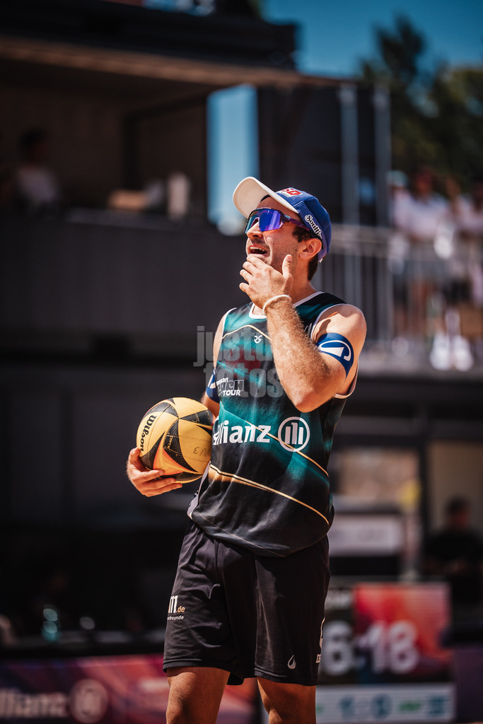 Beachvolleyball | Männer | Allianz German Beach Tour 2025 | Tourstop München | 12.07.2025 | Tilo Rietschel am überlegen