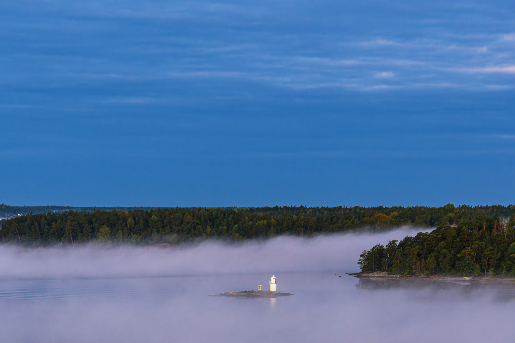 Inseln im Schärengarten mit Nebel und Leuchtfeuer vor Stockholm, Schweden | Inseln im Schärengarten mit Nebel und Leuchtfeuer vor Stockholm, Schweden.