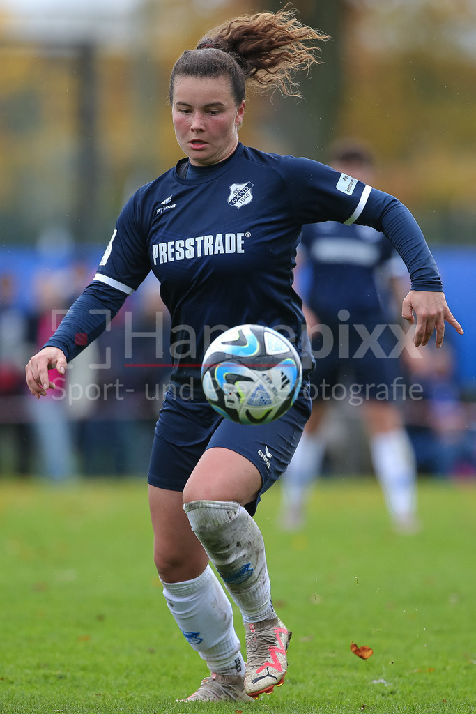 Fussball, 2. Frauen-Bundesliga, Hamburger SV - SC Sand | v.li.: Amelie Bohnen (SC Sand, 5) am Ball, Freisteller, Einzelbild, Ganzkörper, Aktion, Action, Spielszene, DIE DFB-RICHTLINIEN UNTERSAGEN JEGLICHE NUTZUNG VON FOTOS ALS SEQUENZBILDER UND/ODER VIDEOÄHNLICHE FOTOSTRECKEN. DFB REGULATIONS PROHIBIT ANY USE OF PHOTOGRAPHS AS IMAGE SEQUENCES AND/OR QUASI-VIDEO.