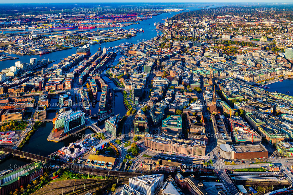 Hamburg_Speicherstadt_Hafencity__ELS_2240121024 | HAMBURG 12.10.2024 Gebäude, Straßen und Kanäle der Hafencity und Speicherstadt mit Elbphilharmonie in Hamburg, Deutschland. // Buildings, streets and canals of the Hafencity and Speicherstadt with Elbphilharmonie in Hamburg, Germany. Foto: Martin Elsen