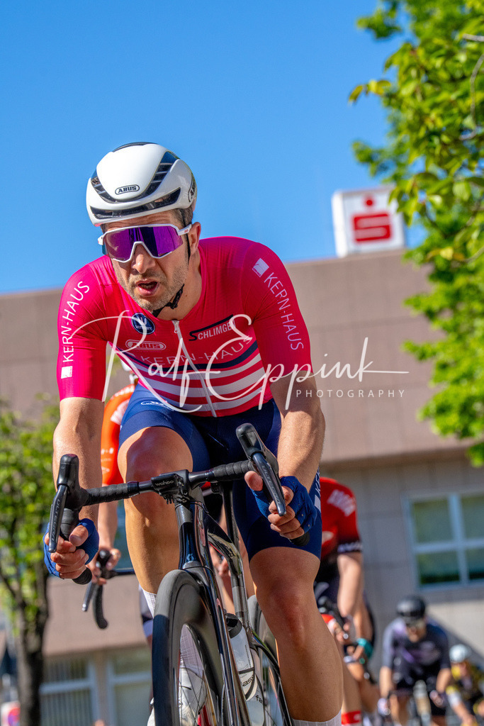 Spurt in den Mai 2026 - Großer Preis der Sparkasse Neuss | Annual one-day road cycling race "Großer Preis der Sparkasse Neuss" held in Büttgen, Germany, organized by VfR Büttgen 1912 e.V. The event features multiple races across all age categories from U11 youth to Elite men. - Realisiert mit Pictrs.com