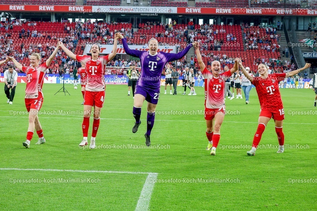 xsscx02052601132 | 02.05.2026, xsscx, Frauen Fussball, 1. FC Köln - Werder Bremen, 1. Fussball Bundesliga, 24. Spieltag, RheinEnergie-Stadion, Saison 2025 2026: Die Mannschaft des 1. FC Köln feiert ihren Sieg zum 3:0 mit Anna-Lena Stolze (1. FC Köln #7), Sara Agrez (1. FC Köln #4), Aurora Mikalsen (1. FC Köln #23), Vanessa Leimenstoll (1. FC Köln #29), Zö Hasenauer (1. FC Köln #16)DFB regulations prohibit any use of photographs as image sequences and or quasi-video. Photo: xSandraxScherningxPressefotoKochx