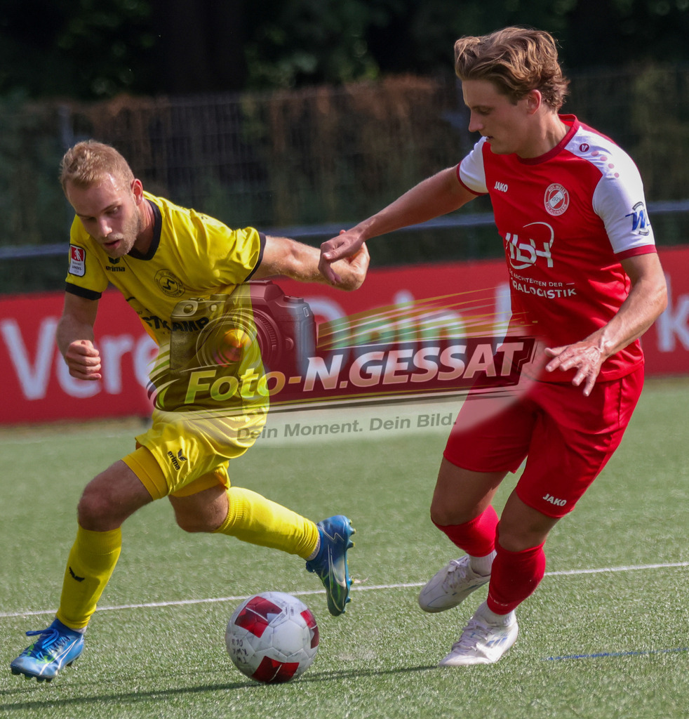 FC RW Kirchlengern - SuS Bad Westernkotten | Auf dem Bild zu sehen: Rot FC RW Kirchlengern: Alessio Zschieschang ; gelb SuS Bad Westernkotten: Jan Penner FC RW Kirchlengern, SuS Bad Westernkotten, Saison 26/27, Westfalenliga, Kirchlengern, Deutschland - Realisiert mit Pictrs.com