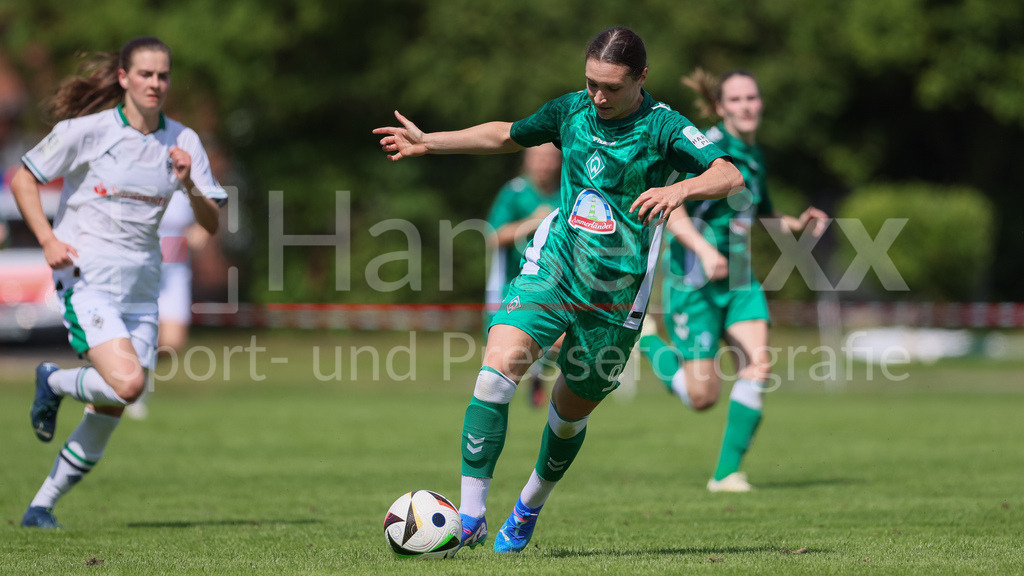 Fussball, Testspiel Frauen, Borussia Mönchengladbach - SV Werder Bremen | v.li.: Sophie Weidauer (SV Werder Bremen, 9) am Ball, Einzelbild, Ganzkörper, Aktion, Action, Spielszene