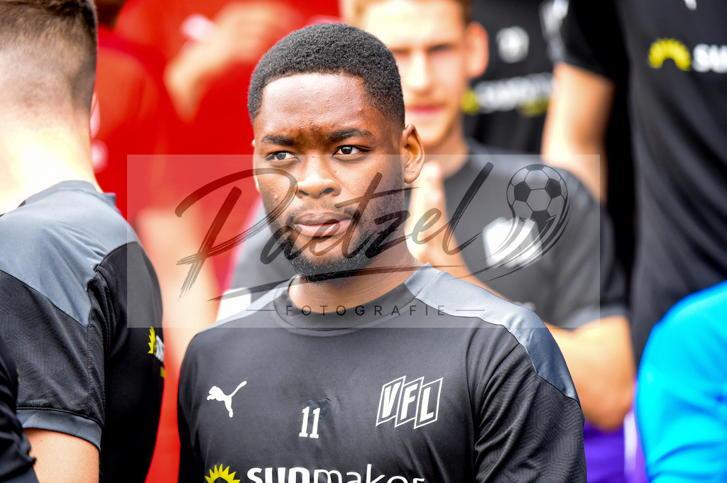 BSBOSN_20210626_0013 | Fussball, Herren: Ba-Muaka Simakala (VfL Osnabrueck) schaut beim Testspiel zwischen TuS Bersenbrueck und VfL Osnabrueck im Hasestadion am 26.06.2021 in Bersenbrueck, Deutschland. - Realisiert mit Pictrs.com