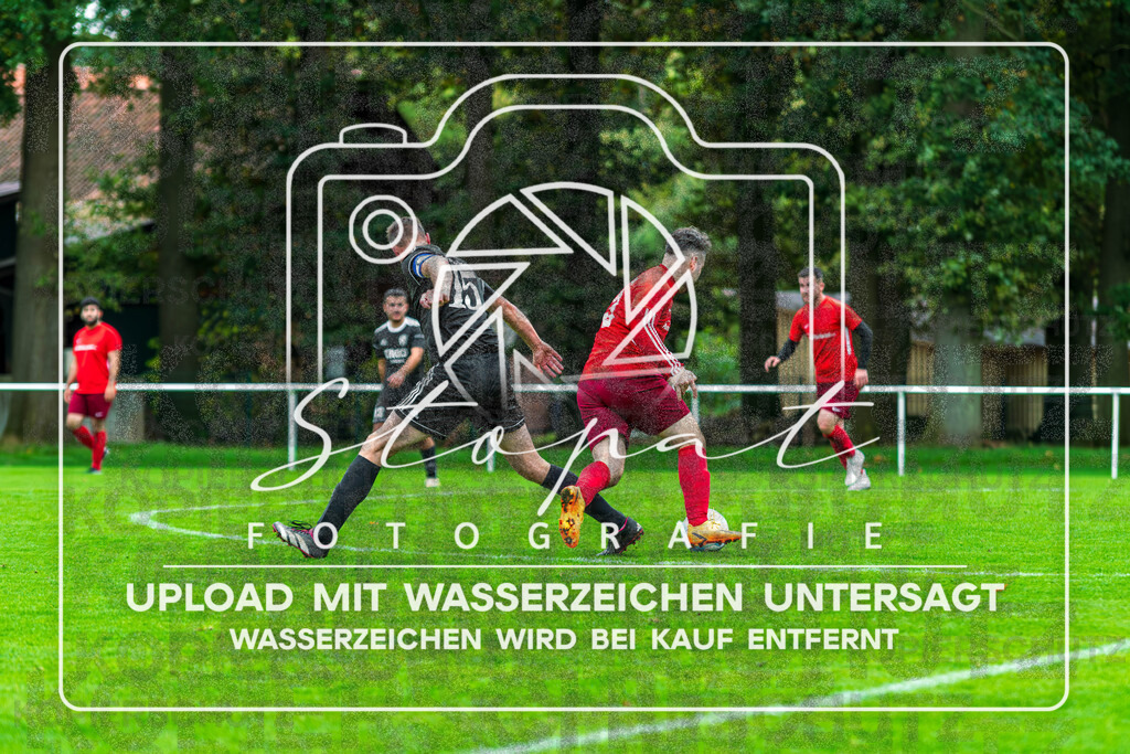 FSFSLEN-1061 | Rezan Alpinar (Eintracht Leinetal 4 #10) und Danielo Scheffler (FG Fulde-Stellichte 2 #15) beim Herren 3. Kreisklasse HK Spiel zwischen FG Fulde-Stellichte 2 und Eintracht Leinetal 4 im Fulder Zentralstadion, Fulde (Simon Paul Stopat) - Realisiert mit Pictrs.com