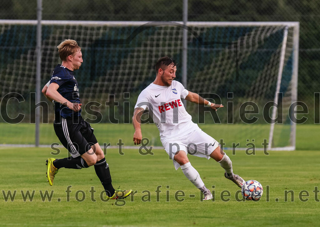 2023-07-28_089_FC_Eitting_gegen_FC_Moosburg | Eitting, Deutschland, 28.07.2023:
Fußball, Kreisliga 2023 / 2024, 1. Spieltag, FC Eitting gegen FC Moosburg, Endergebnis: 1:1

Matthias Hilz (FC Moosburg, #14), Michael Schrödl (FC Eitting, #29)

Foto: Christian Riedel / fotografie-riedel.net