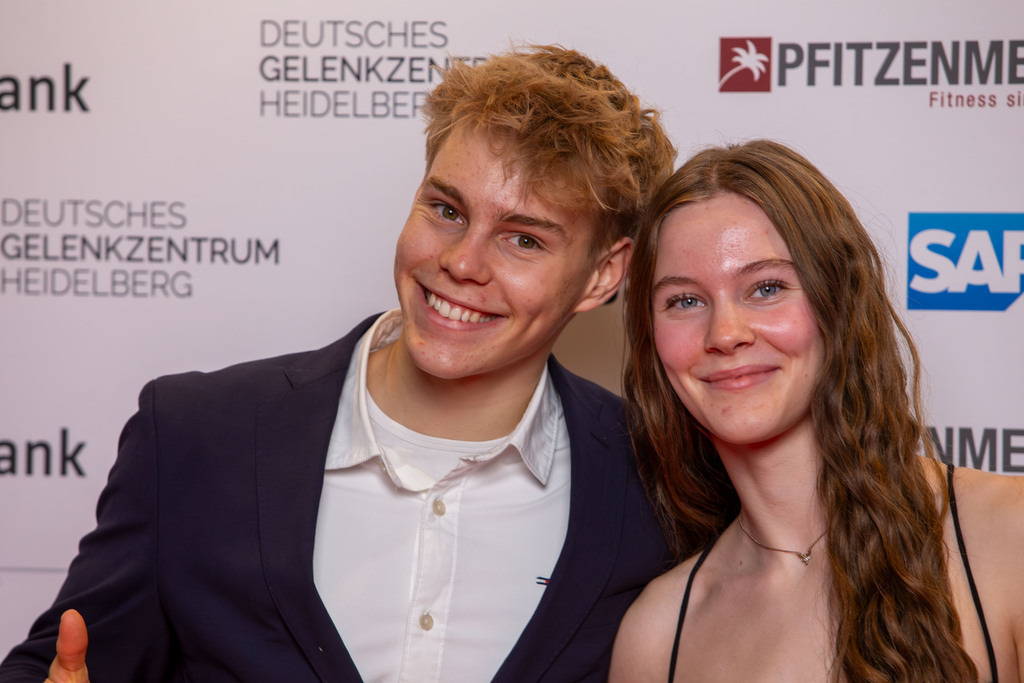 Rosengarten Mannheim: Award-Night 2024 / Sport Award Rhein-Neckar. Bild: Sportkletterer Yannick Nagel, Sportkletterer an der Seite seiner Partnerin | Rosengarten Mannheim: Award-Night 2024 / Sport Award Rhein-Neckar. Bild: Sportkletterer Yannick Nagel, Sportkletterer an der Seite seiner Partnerin - Realisiert mit Pictrs.com