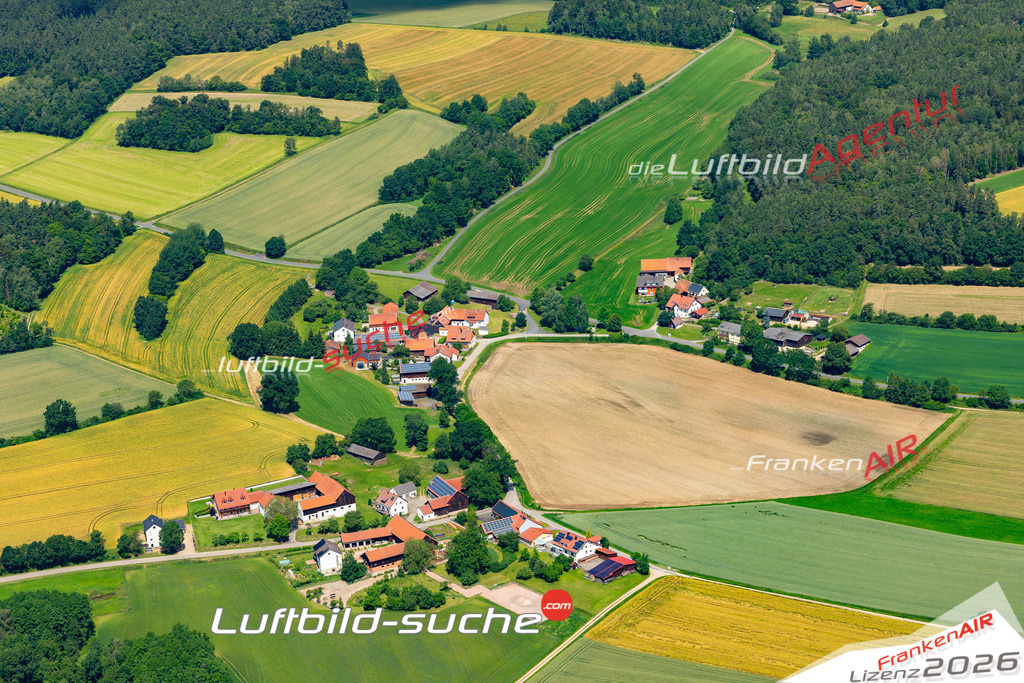 Das Luftbild zeigt : Littenhof Schmidgaden - Die Luftaufnahme wurde 2024 vom UL-Flugzeug aus erstellt ( keine Drohne ) - Hochauflösende Luftaufnahme - Für grossformatige Ausdrucke geeignet. Die Geschenkidee !Mit Lizenz und Bildrechte bestellbar