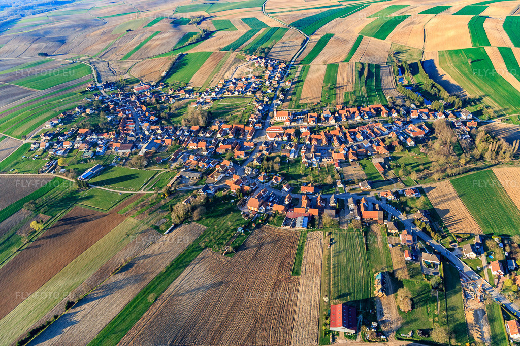 Vue aérienne: Vue de la ville depuis le sud-ouest à Aschbach dans le département Bas Rhin, France.Photo: IMG_097816.jpg prise le 27/03/2017 par Werner Riehm/FLY-FOTO.euRésolution de l'original: 5472 x 3648 px