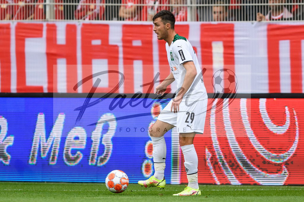 FCUBMG20210829_117 | Fussball, Herren: Joe Scally (Borussia Moenchengladbach) in Aktion, am Ball, Einzelaktion beim Spiel der 1. Bundesliga zwischen 1. FC Union Berlin und Borussia Moenchengladbach im Stadion An der Alten Foersterei am 29.08.2021 in Berlin, Deutschland. - Realisiert mit Pictrs.com