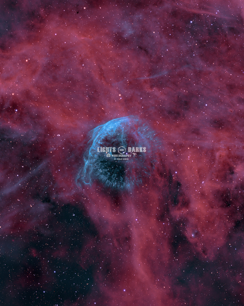 The eye of the universe | This object is called the Wolf-Rayet-134 Ring or Bubble Nebula. But for me it looks like an eye with a dolphin as eyebrow. At least if one emphasises the OIII line as I did. This is a so called HOO image, taken with a full frame cooled astro mono cam and a Ha-Narrowband-Filter and a OIII-Narrowband-Filter. The stars were taken with RGB-Filters. The OIII-line is represented by the blue colours and the Ha-line by the redish ones.
Wolf-Rayet 134 is the brightest white star in the center of the eye. Wolf-Rayet-Stars are extremely hot, bright, massive stars, and one of the rarest classes of stars known out there. There are not even 200 of these stars known in the Milkyway which hosts more than 1 Billion of stars. Some of these Wolf-Rayet-Stars produce spectacular nebulae thanks to their strong stellar winds, intense ultraviolet emissions, and clouds of gasses that they shed in earlier stages of their relatively brief lives. - Realisiert mit Pictrs.com