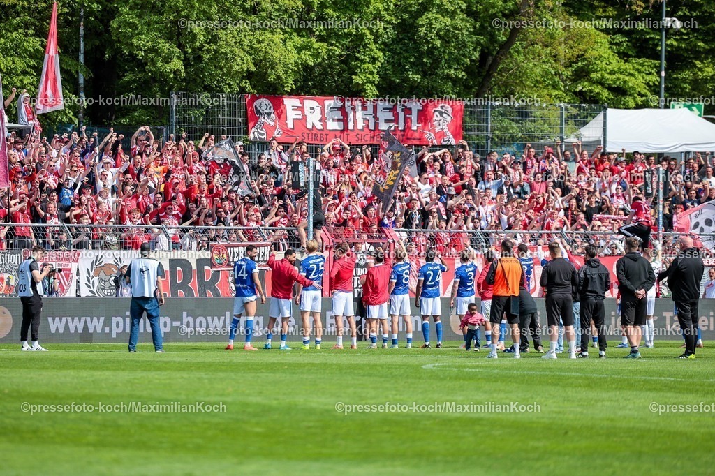 xsefx26042601058 | 26.04.2026, xsefx, Fußball, 3.Liga, FC Viktoria Köln - Energie Cottbus, 35. Spieltag, Sportpark Höhenberg, Saison 2025 2026: FC Energie Cottbus feiert mit seinen Fans nach 2:0 Sieg bei Viktoria Köln DFB regulations prohibit any use of photographs as image sequences and or quasi-video. Photo: xSabinexEffgenxPressefotoKochx