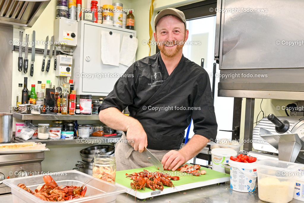 Suedbahnhofmarkt Linz_ Die Pastamacher_ 20.06.2023-2 | 20.06.2023, Linz, AUT, Suedbahnhofmarkt, Die Pastamacher, im Bild Didi Oeller beim zubereiten der selbstgefangenen Trauner Flusskrebse fuer Taglioini mit Flusskrebsschaum