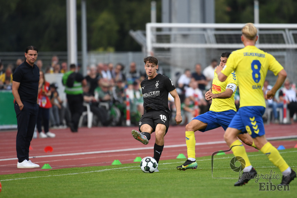 SV Atlas-Delmenhorst-Borussia Mönchengladbach | DFB-Pokal 1. Runde;SV Atlas Delmenhorst (gelb)-Borussia Mönchengladbach (schwarz) am 17.08.2025 in Oldenburg (Marschweg-Stadion), Photo: Philip Eiben 2025 - Realisiert mit Pictrs.com