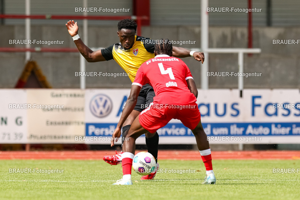 1_SVSKFC_20250726_0326.JPG -  - SV Schermbeck - KFC Uerdingen  - Testspiel | Schermbeck, Deutschland, 26.07.25: Kingsley Helmut Marcinek (KFC Uerdingen) und Yannick Babo (SV Schermbeck) im Kampf um den Ball während des Testspiel Spiels zwischen SV Schermbeck - KFC Uerdingen  in der Volksbank Arena am 26. July 2025 in Schermbeck, Deutschland. (Foto von Stefan Brauer/Brauer-Fotoagentur)