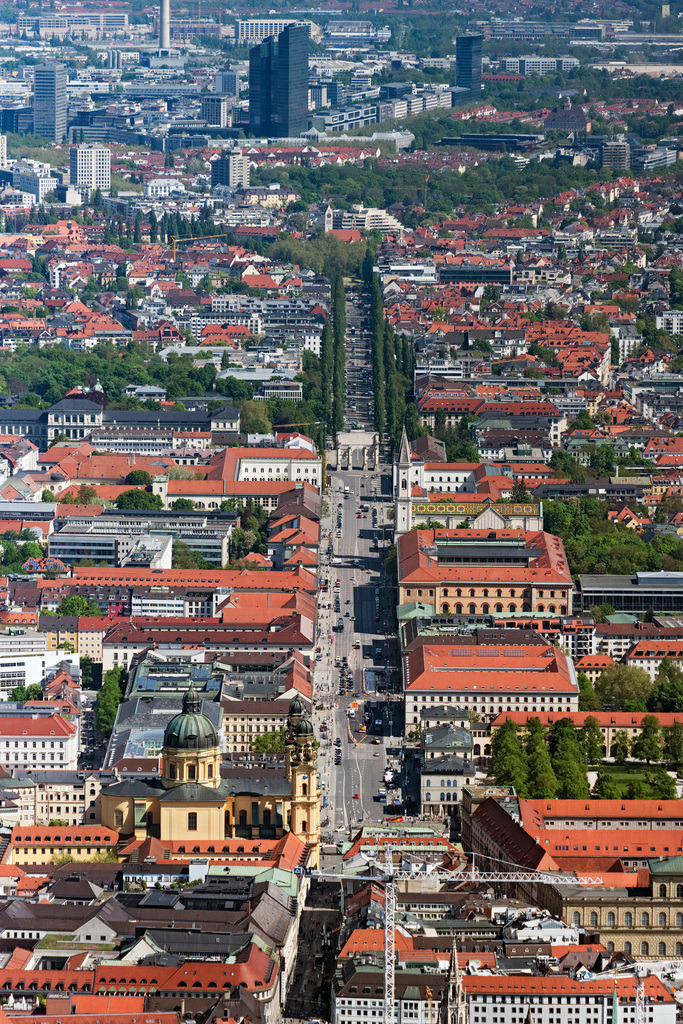 dr__0063933.jpg | MüNCHEN 29.04.2025 Verlauf der Straßenführung der Ludwigstraße und Leopoldstraße mit dem Siegestor und seiner Quadriga in München im Bundesland Bayern, Deutschland. // Street - road guidance of Ludwigstrasse and Leopoldstrasse with dem Siegestor and seiner Quadriga in Munich in the state Bavaria, Germany. Foto: Daniel Reiter