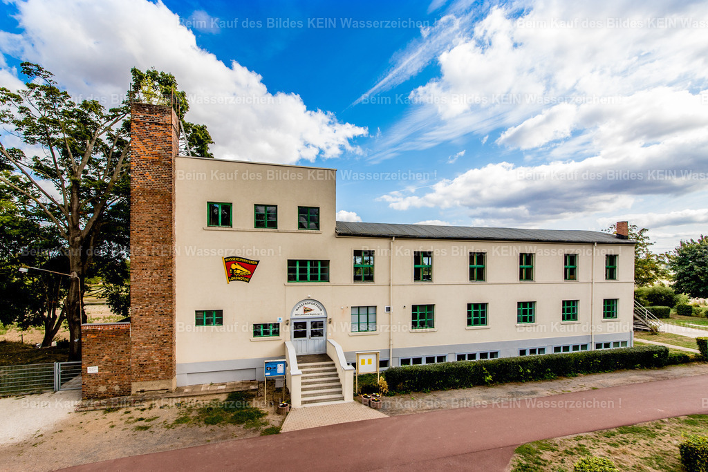 13_Magdeburg Sehenswürdigkeiten-0727 | Sehenswürdigkeiten Magdeburger Moderne: Bootshaus des WSV Lokomotive in Seilerweg 9, Architekt Karl Crayl - Realisiert mit Pictrs.com