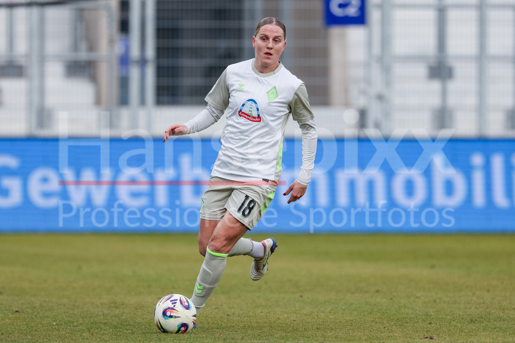 Fussball, Google Pixel Frauen-Bundesliga, FC Carl Zeiss Jena - SV Werder Bremen | Lina Hausicke (SV Werder Bremen, 18) am Ball, Freisteller, Einzelbild, Ganzkörper, Aktion, Action, Spielszene, DIE DFB-RICHTLINIEN UNTERSAGEN JEGLICHE NUTZUNG VON FOTOS ALS SEQUENZBILDER UND/ODER VIDEOÄHNLICHE FOTOSTRECKEN. DFB REGULATIONS PROHIBIT ANY USE OF PHOTOGRAPHS AS IMAGE SEQUENCES AND/OR QUASI-VIDEO.