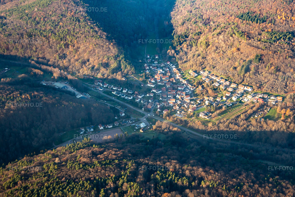 Luftbild: Ortsansicht von Südosten in Waldhambach im Bundesland Rheinland-Pfalz in Deutschland. Foto: IMG_135335.jpg vom 12.12.2022 durch Werner Riehm/FLY-FOTO.de