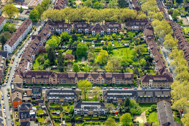 Oberhausen240401779 | Luftbild, Wohnsiedlung Wohnblock mit Innenhof Grünanlage und grünen Bäumen, Bergstraße, Ostmarkstraße, Jakob-Plum-Straße und Waisenhausstraße, Osterfeld, Oberhausen, Ruhrgebiet, Nordrhein-Westfalen, Deutschland