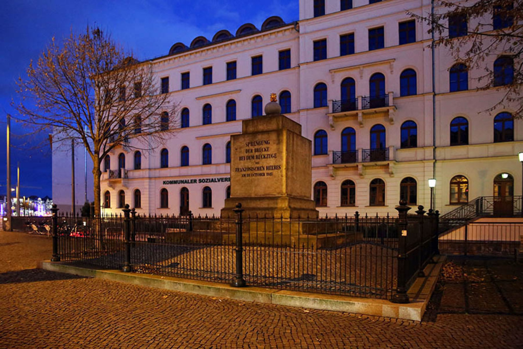 Foto: Leipzig - Brückensprengungsdenkmal | Das Team hinter BILDLEXIKON LEIPZIG bündelt historische wie aktuelle Informationen über die Stadt Leipzig in Text und Bild auf einer Plattform und stellt diese der interessierten Öffentlichkeit zur Verfügung.